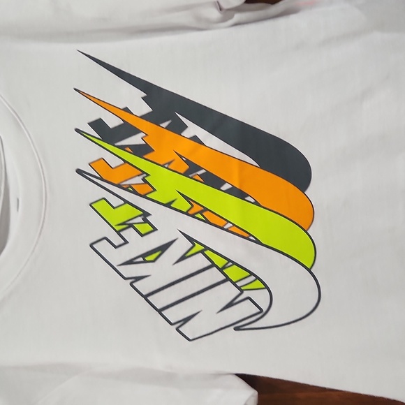 🆕️ Nike Tee - Picture 2 of 3